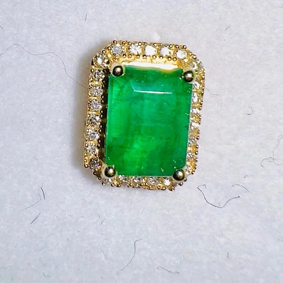 1.04tcw NATURAL Emerald Earrings, Set in 18k YG - Picture 5 of 7